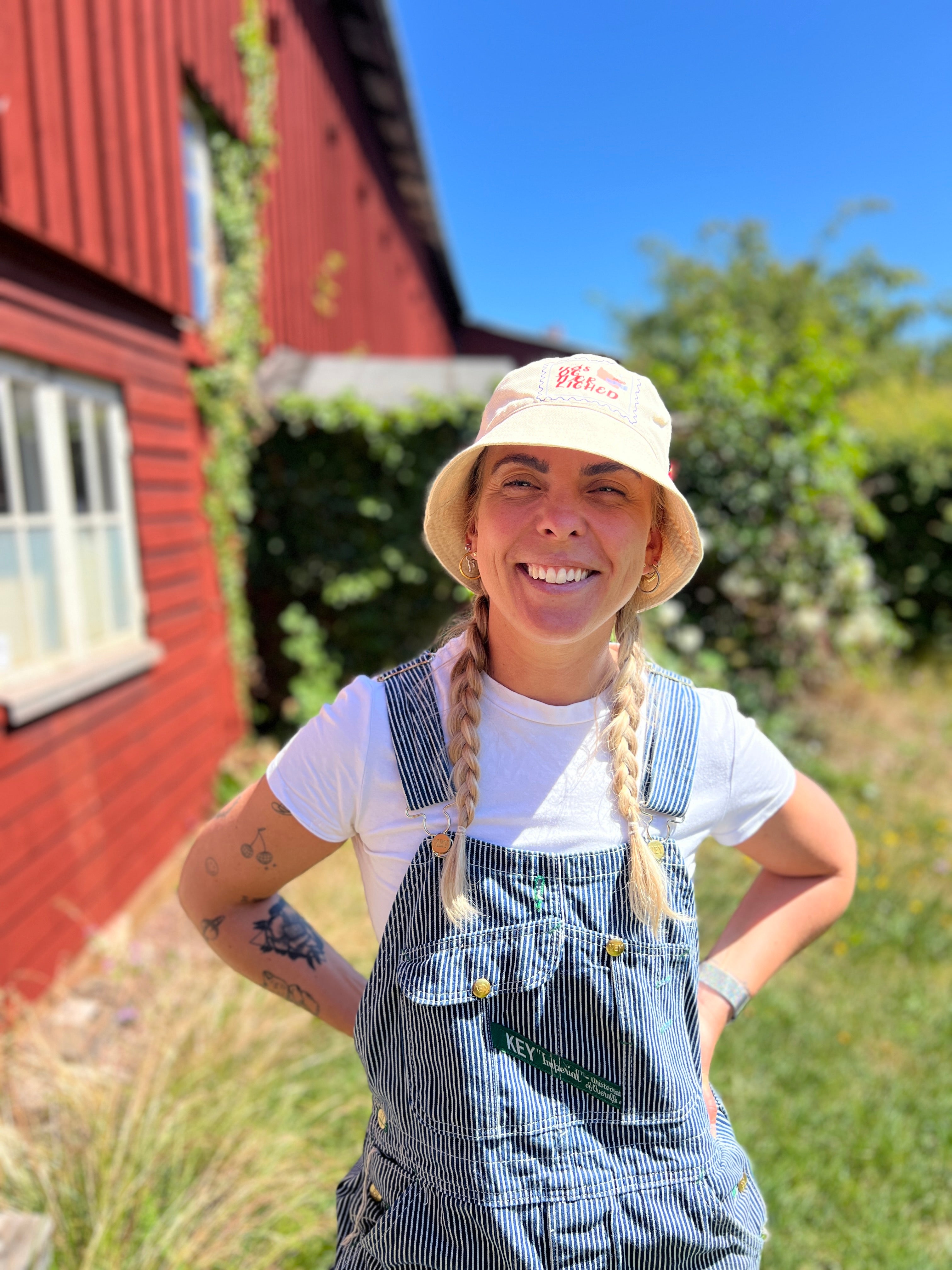 Bøllehat - "tjøs og tjærlighed"