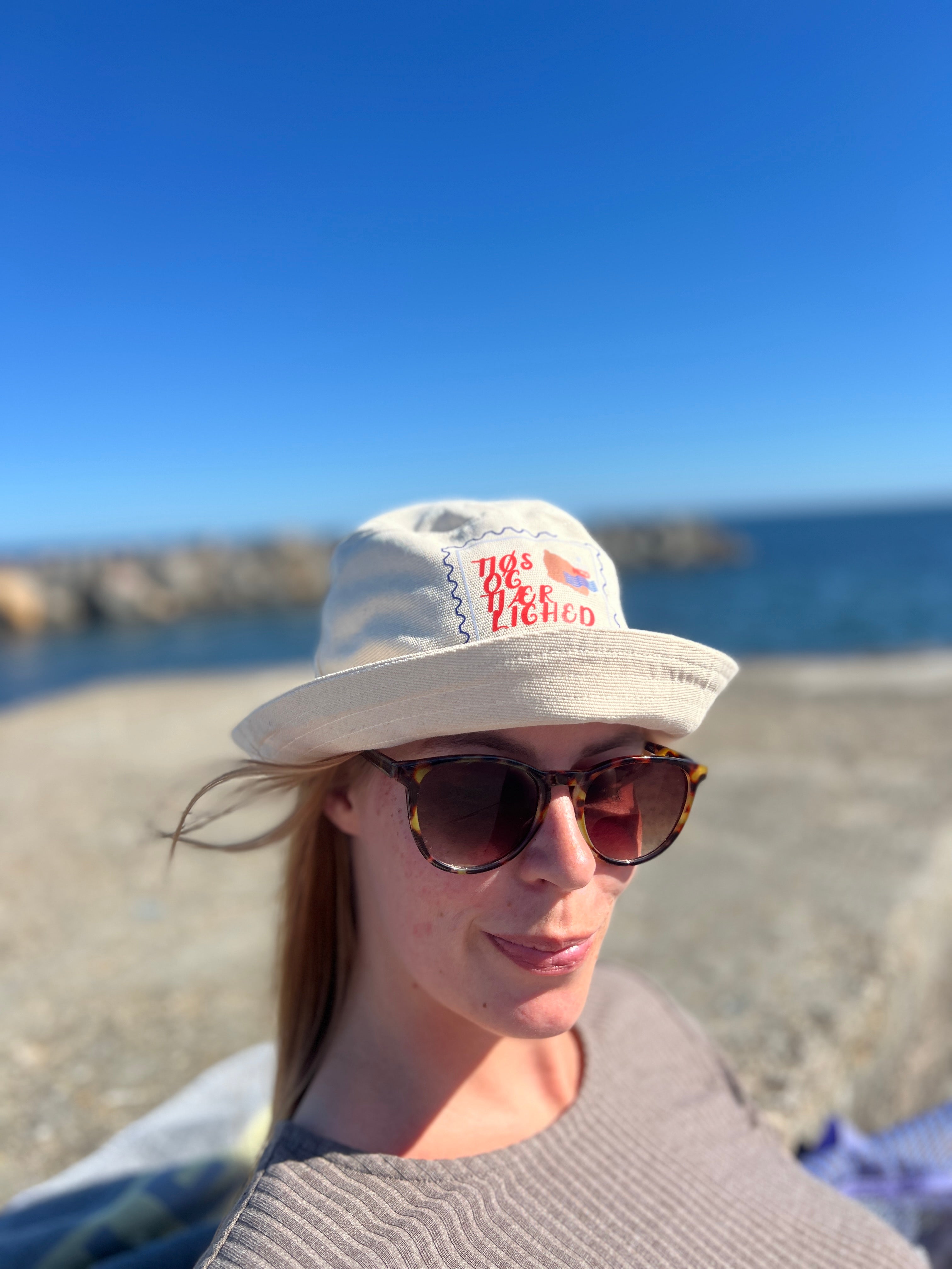 Bøllehat - "tjøs og tjærlighed"