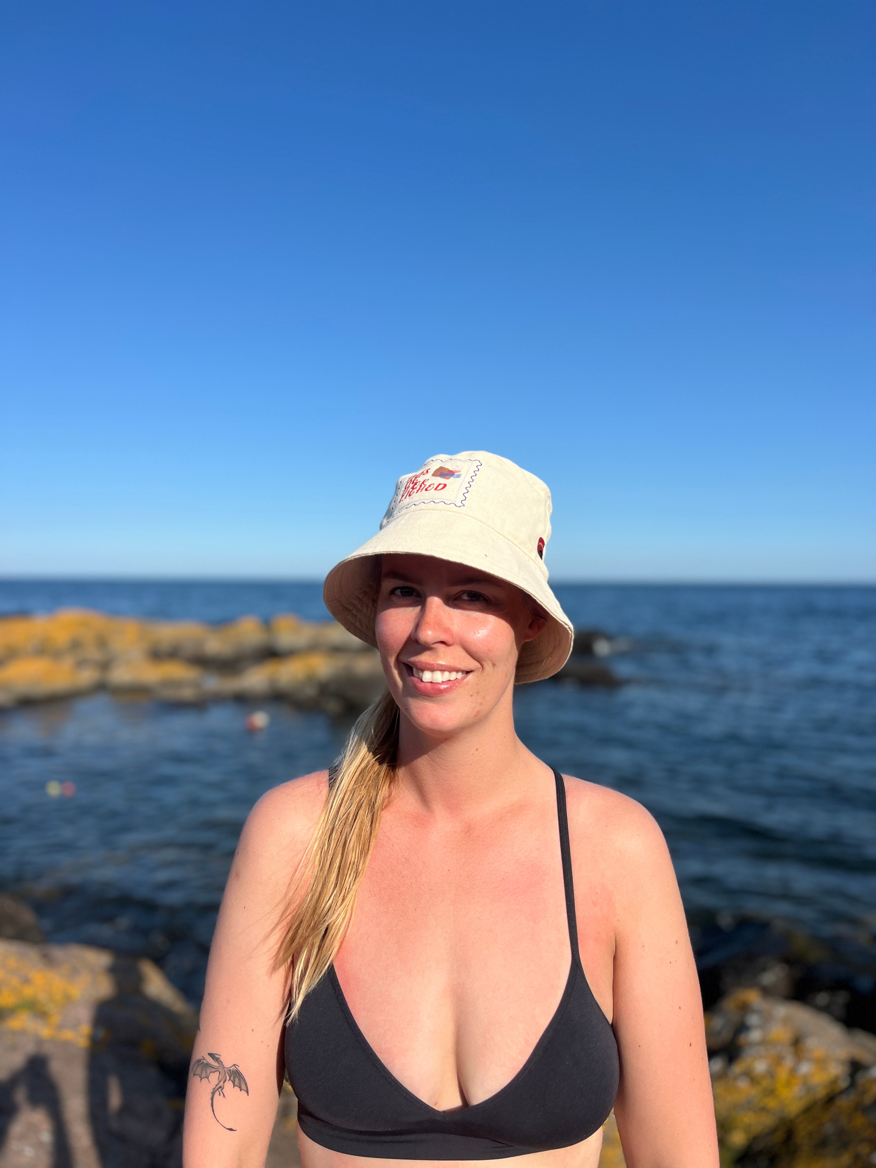 Bøllehat - "tjøs og tjærlighed"