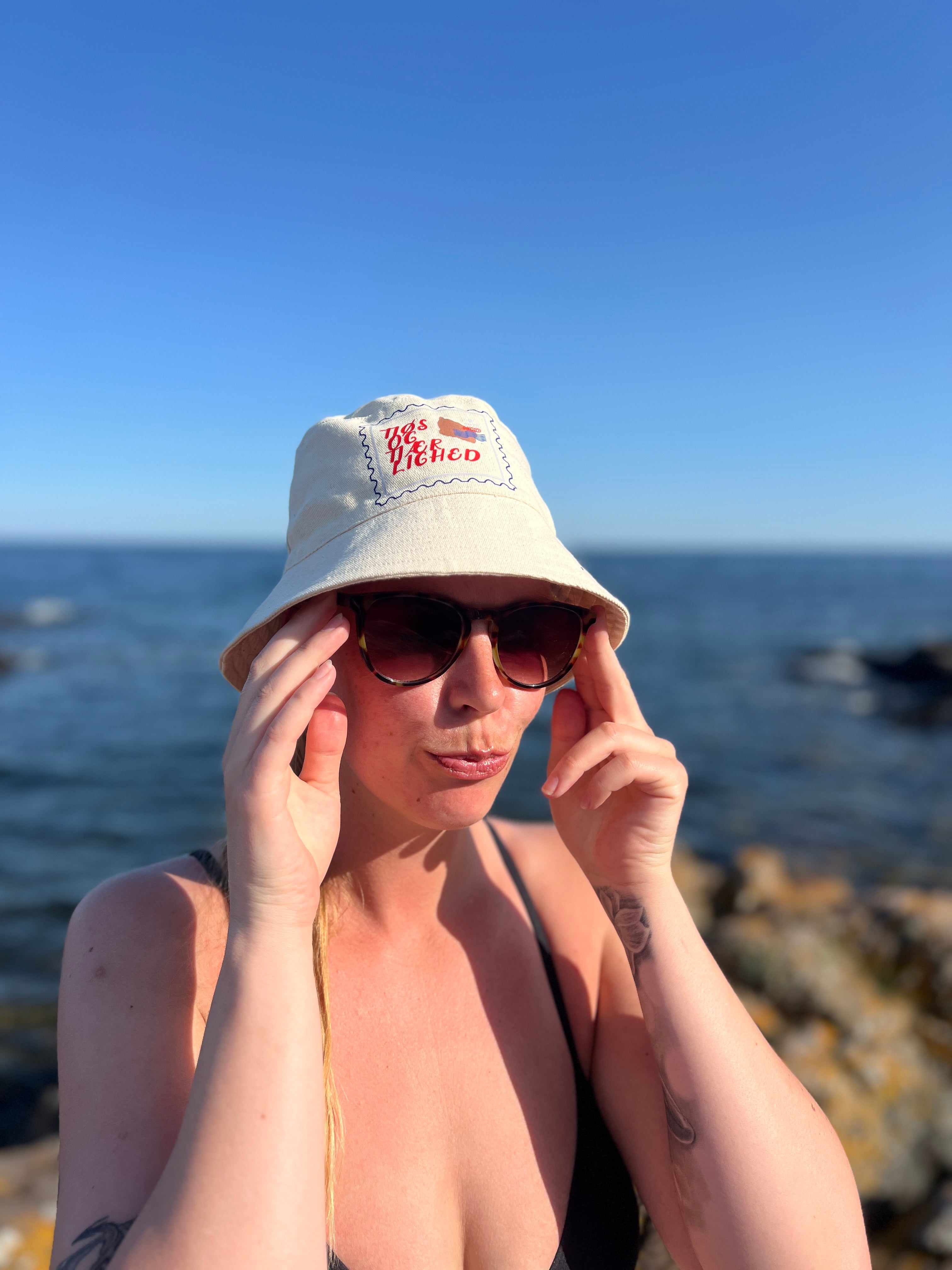 Bøllehat - "tjøs og tjærlighed"